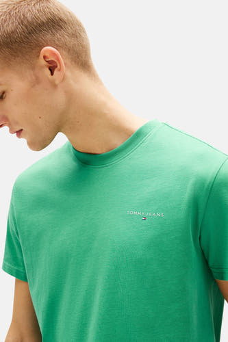 Groen T-shirt met korte mouwen van TOMMY JEANS, met een klein logo op de borst en een effen design.
