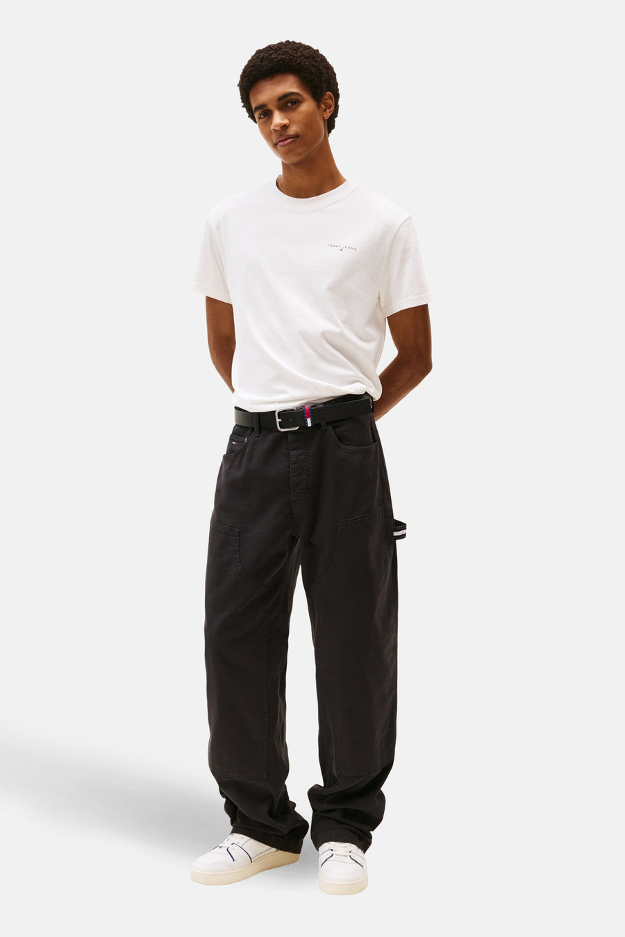 Wit T-shirt met korte mouwen van TOMMY JEANS, met een klein logo-opschrift op de borst.