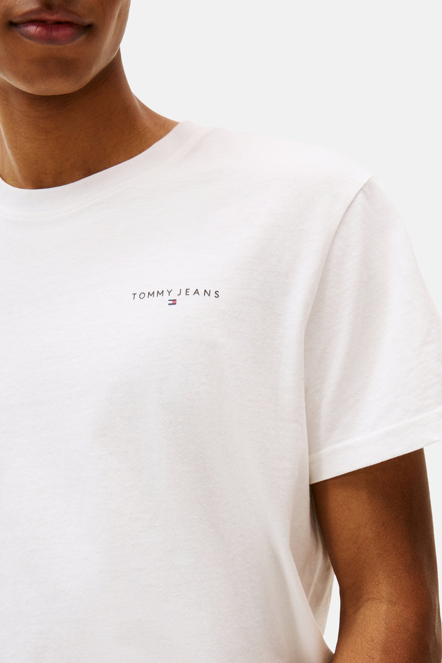 Wit T-shirt met korte mouwen van TOMMY JEANS, met klein logo op de borst.