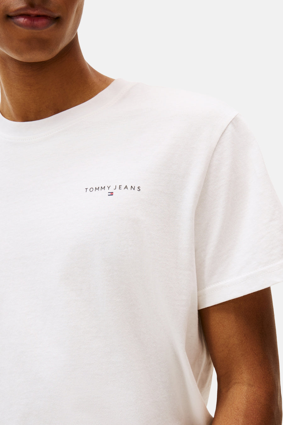 Wit T-shirt met korte mouwen van TOMMY JEANS, met klein logo op de borst.
