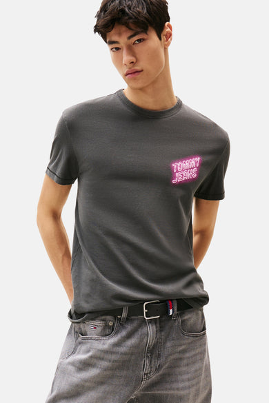 Grijs T-shirt met korte mouwen van TOMMY JEANS, met een neon "TOMMY JEANS" logo op de borst.