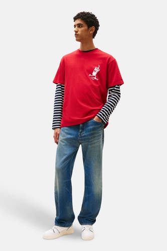 Rood T-shirt met korte mouwen van Tommy Jeans, met een witte print en een gestreept shirt met lange mouwen eronder.