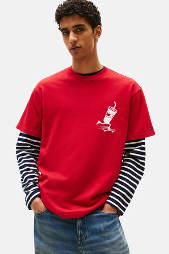 Rood T-shirt met korte mouwen van Tommy Jeans, met een grafische print en gestreepte lange mouwen shirt eronder.