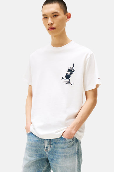 T-shirt blanc à manches courtes de TOMMY JEANS, avec une impression d'une tasse sur un skateboard.