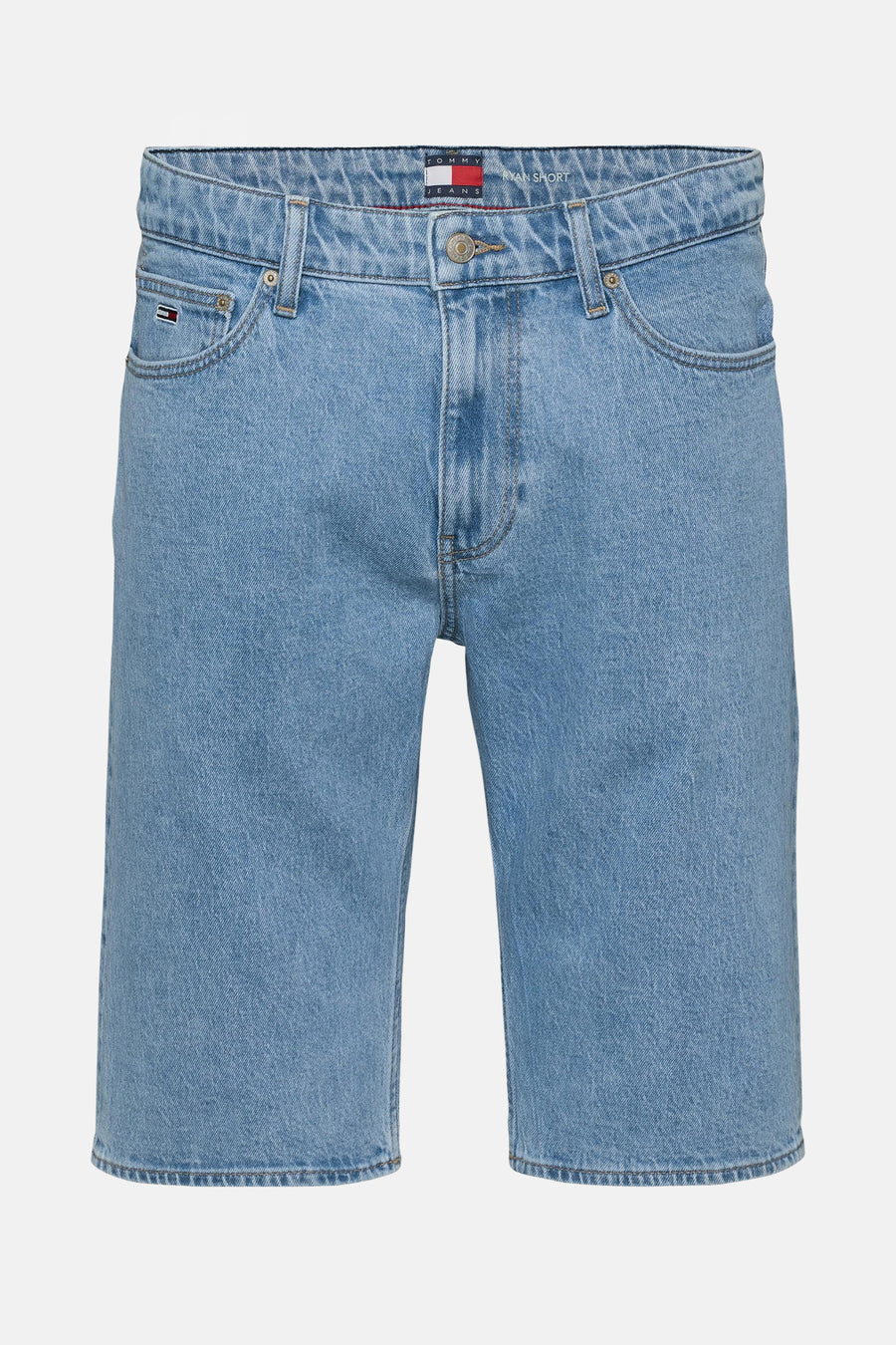Shorts en denim bleu clair de Tommy Jeans, avec des surpiqures classiques et des détails subtils.