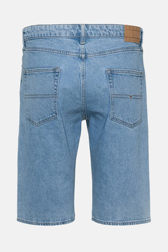 Shorts de denim bleu clair de TOMMY JEANS, avec des poches arrière et un étiquette de marque sur la ceinture.