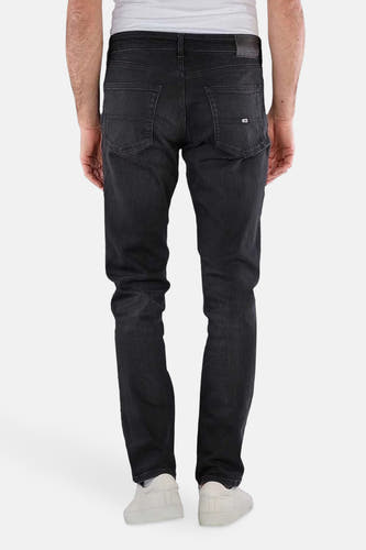 Zwarte slim fit jeans van TOMMY JEANS, gezien van achteren, met subtiele details op de zakken.
