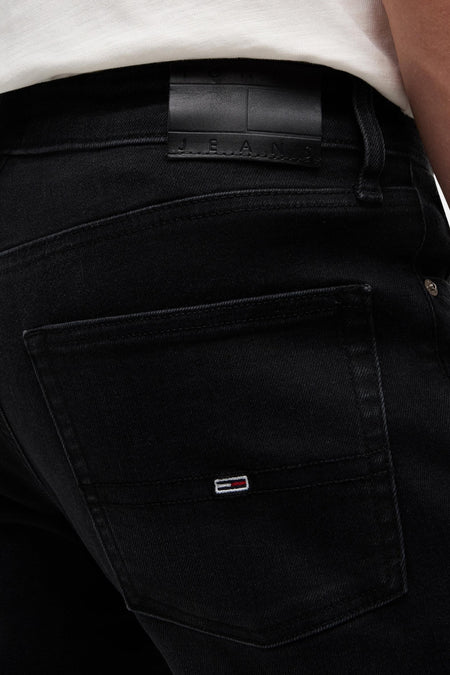 Zwarte slim fit jeans van TOMMY JEANS met leren logopatch en klein geborduurd vlaglogo op de achterzak.