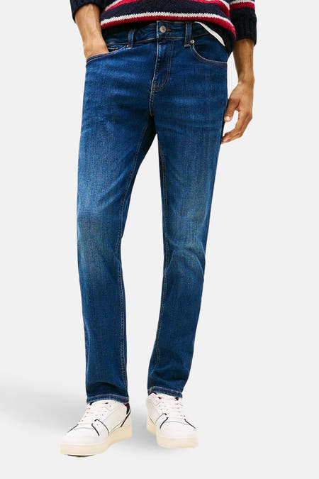 SCANTON donkerblauwe denim jeans slim van TOMMY JEANS, gedragen met een gestreepte trui en witte sneakers.