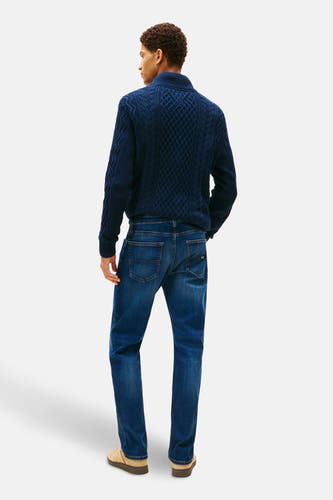 Jean droit bleu marine de denim de TOMMY JEANS, avec une poche arrière et un étiquette en cuir brun.