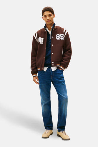 Jean droit en denim bleu marine de TOMMY JEANS, avec un style décontracté et associé à une veste.