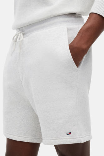Grijze short van TOMMY JEANS, met trekkoord in de taille en een klein logo op de pijp.
