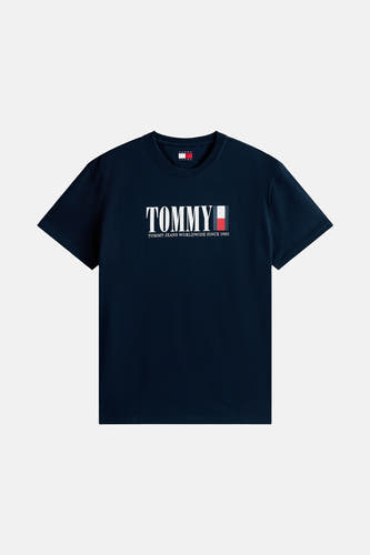 T-shirt bleu à manches courtes de TOMMY JEANS, avec un logo blanc sur la partie avant.