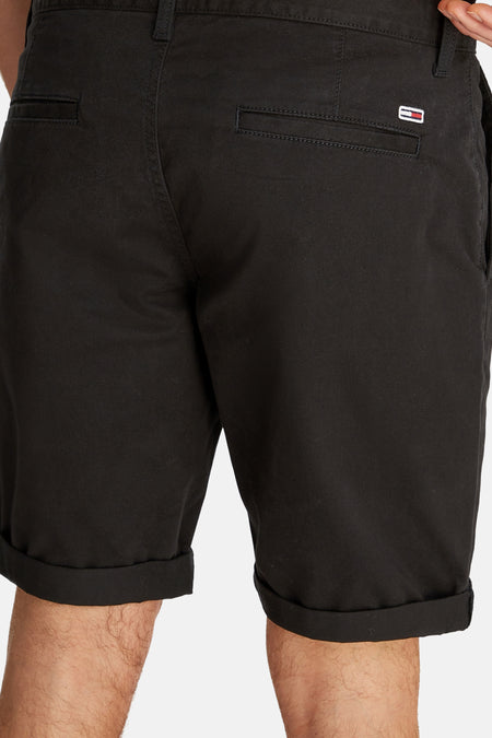 Zwarte short van TOMMY JEANS, met achterzak en subtiel logo detail.