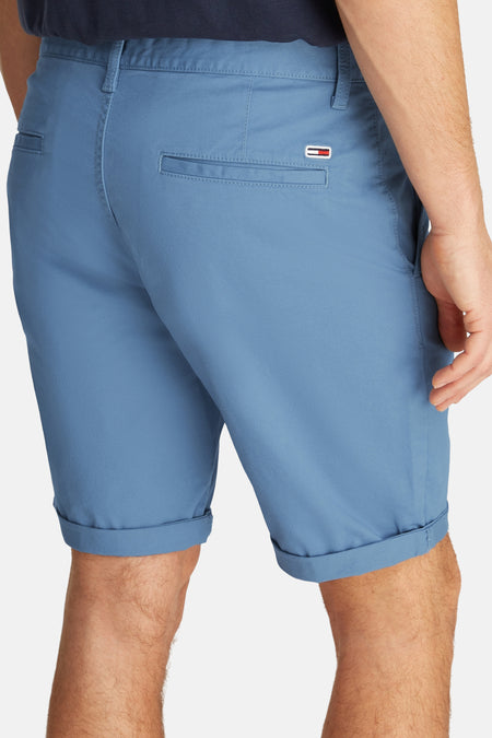 Short bleu de TOMMY JEANS, avec des poches pliées et une poche arrière avec logo.