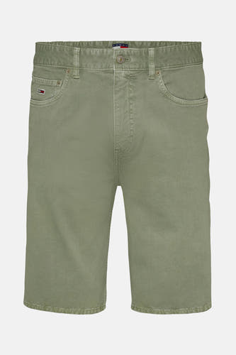 Jean short vert Tommy Jeans avec poches et détails subtils du logo de la marque.