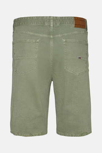 Jean court vert de TOMMY JEANS, avec des poches arrière et une étiquette en cuir sur la ceinture.