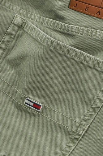 Jean court vert de TOMMY JEANS avec une subtile texture corduroy et le logo de la marque sur la poche.