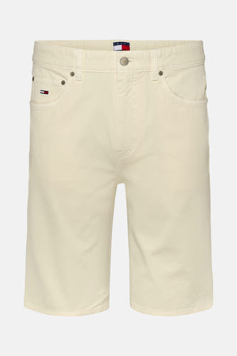 Jean brut court de Tommy Jeans avec des poches arrière et une étiquette de marque sur la ceinture.