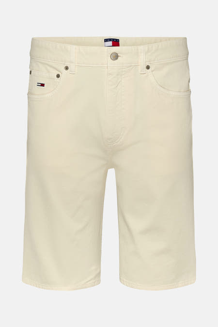 Ecru jeansshort van TOMMY JEANS, met zichtbare zakken en een label op de linkerzak.
