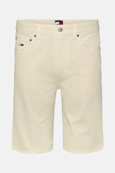 Ecru jeansshort van TOMMY JEANS, met zichtbare zakken en een label op de linkerzak.
