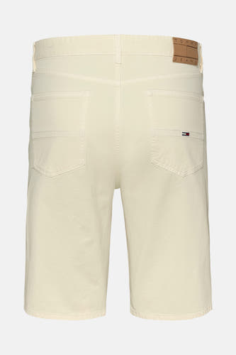 Ecru jeansshort van Tommy Jeans met achterzakken en een merklabel aan de tailleband.