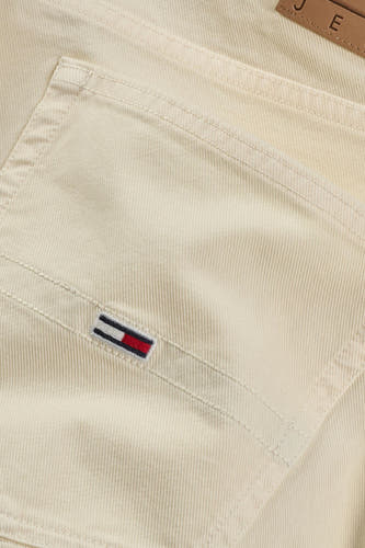 Jean brut court de Tommy Jeans avec une poche arrière et un petit logo de marque.