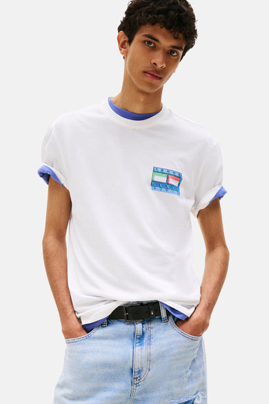 Wit T-shirt met korte mouwen van TOMMY JEANS, met blauwe details aan de hals en mouwen, en een opvallend logo op de borst.