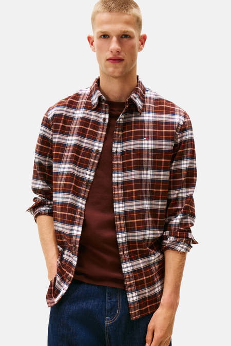 Bruin, lange mouwen hemd van Tommy Jeans, met een geruit patroon en gedragen over een effen shirt.