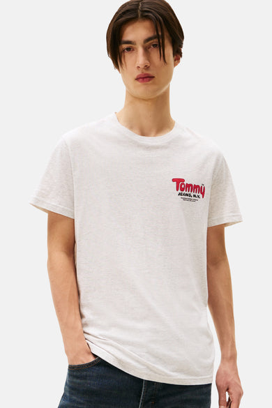 T-shirt gris à manches courtes de TOMMY JEANS, avec logo rouge sur la poitrine et le reste uni.