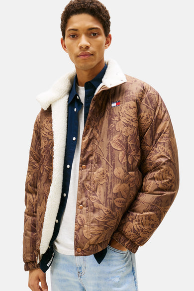 Bruine, korte jas van TOMMY JEANS met bloemenprint en kraag van imitatiebont, gecombineerd met een overhemd en jeans.
