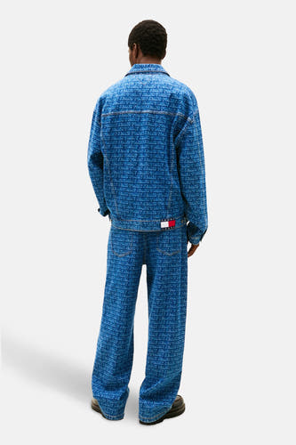 Denim jeansjas in blauw, van Tommy Jeans, met all-over logo print.
