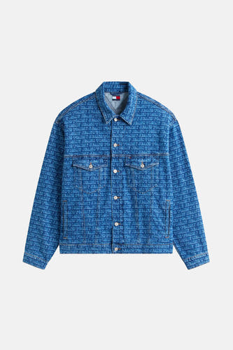 Denim jeansjas in middenblauw van TOMMY JEANS, met een all-over logo print en knoopsluiting.
