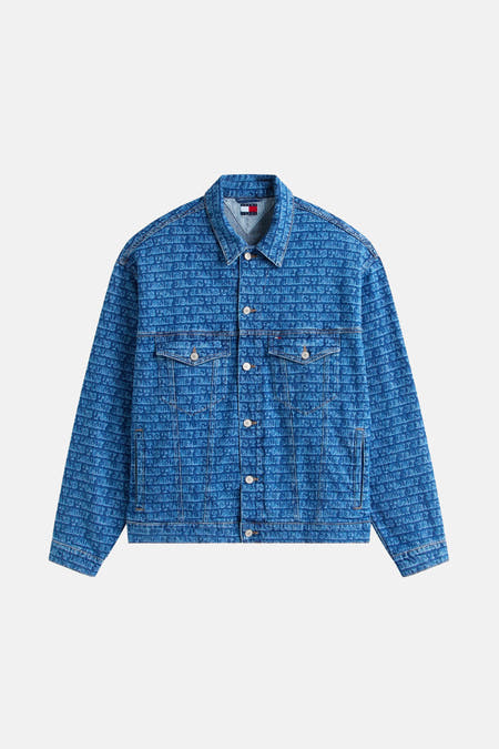 Denim jeansjas in middenblauw van TOMMY JEANS, met een all-over logo print en knoopsluiting.

