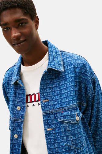 Jeansjas van mid blue denim van TOMMY JEANS, met all-over logo print en zilverkleurige knopen.
