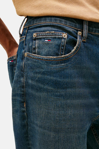 Tapered jeans van donkerblauw denim van TOMMY JEANS, met een vintage wassing en oranje stiksels.