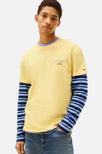 Geel T-shirt met korte mouwen van TOMMY JEANS, met logo op de borst en gestreepte lange mouwen eronder.
