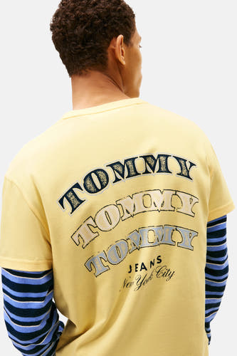 Geel T-shirt met korte mouwen van TOMMY JEANS, met drievoudige logo op de rug en gestreepte lange mouwen eronder.