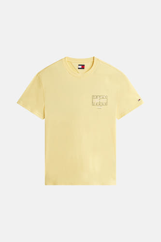 T-shirt jaune à manches courtes de TOMMY JEANS, avec un petit logo sur la poitrine et un logo de marque sur la manche.
