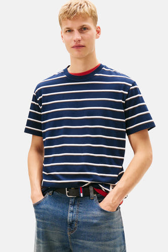 Blauw gestreept T-shirt met korte mouwen van TOMMY JEANS, gedragen met jeans en een riem.