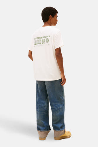 Wit T-shirt met korte mouwen van Tommy Jeans, met een groene "Bank Of" print op de rug.