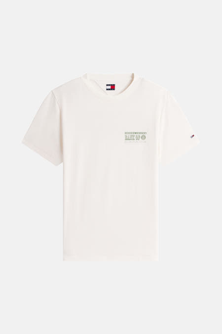 Wit T-shirt met korte mouwen van Tommy Jeans, met een kleine print op de borst en een logo op de mouw.