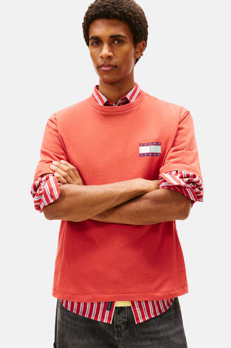 Rood T-shirt met korte mouwen van TOMMY JEANS, met opgerolde gestreepte mouwen en merklogo op de borst.
