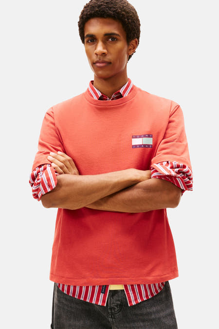 Rood T-shirt met korte mouwen van TOMMY JEANS, met opgerolde gestreepte mouwen en merklogo op de borst.
