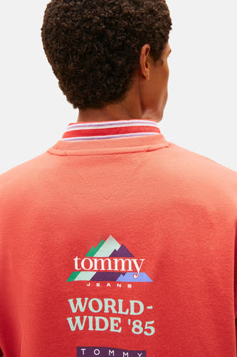 Rood T-shirt met korte mouwen van Tommy Jeans, met een logo-opdruk op de rug.