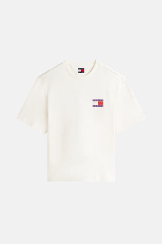 T-shirt blanc à manches courtes de TOMMY JEANS, avec application de logo sur la poitrine et col rond.
