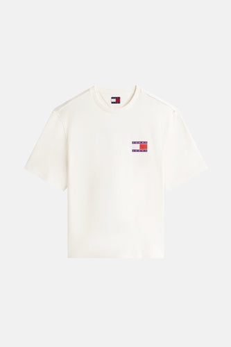 Een crèmekleurig T-shirt met het Tommy Jeans-logo.