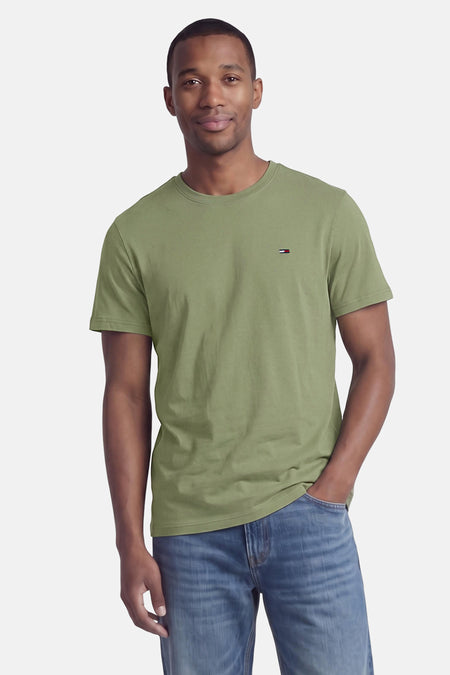 Groene korte mouw T-shirt van TOMMY JEANS met klein logo op borst, gedragen met blauwe jeans, front view