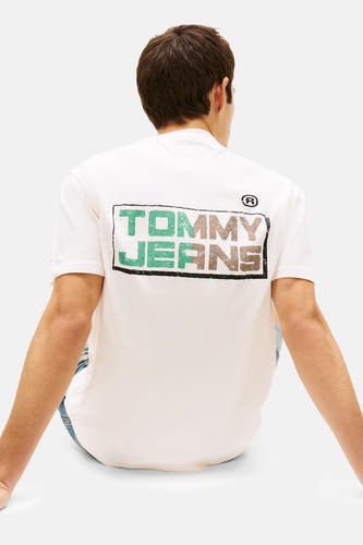 Ecru T-shirt met korte mouwen van TOMMY JEANS, met een grafische print op de rug.