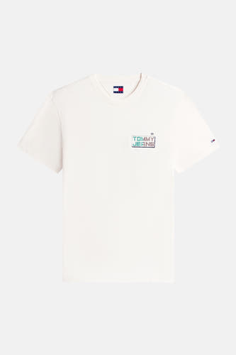 Ecru T-shirt met korte mouwen van TOMMY JEANS, met logo op de borst en kleine vlag op de mouw.
